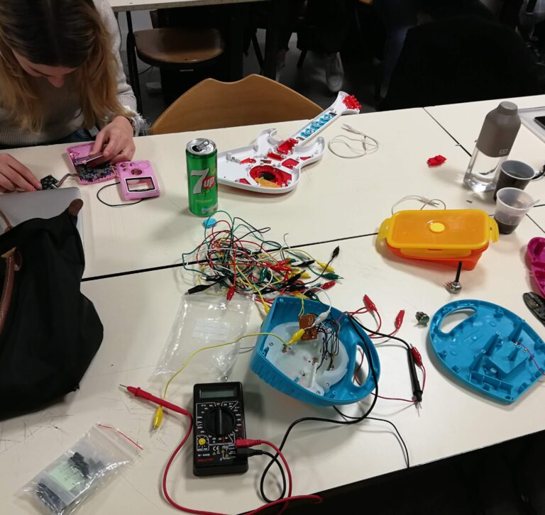 Groupe Design Interactif - Exploration du circuit bending